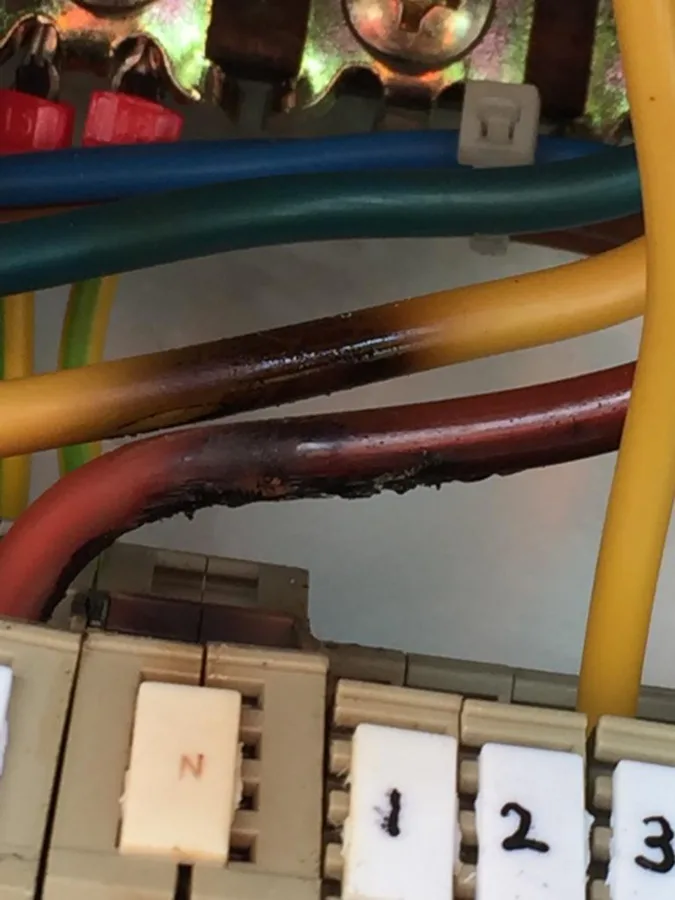 Aangetaste elektrische bedrading in een verdeelkast