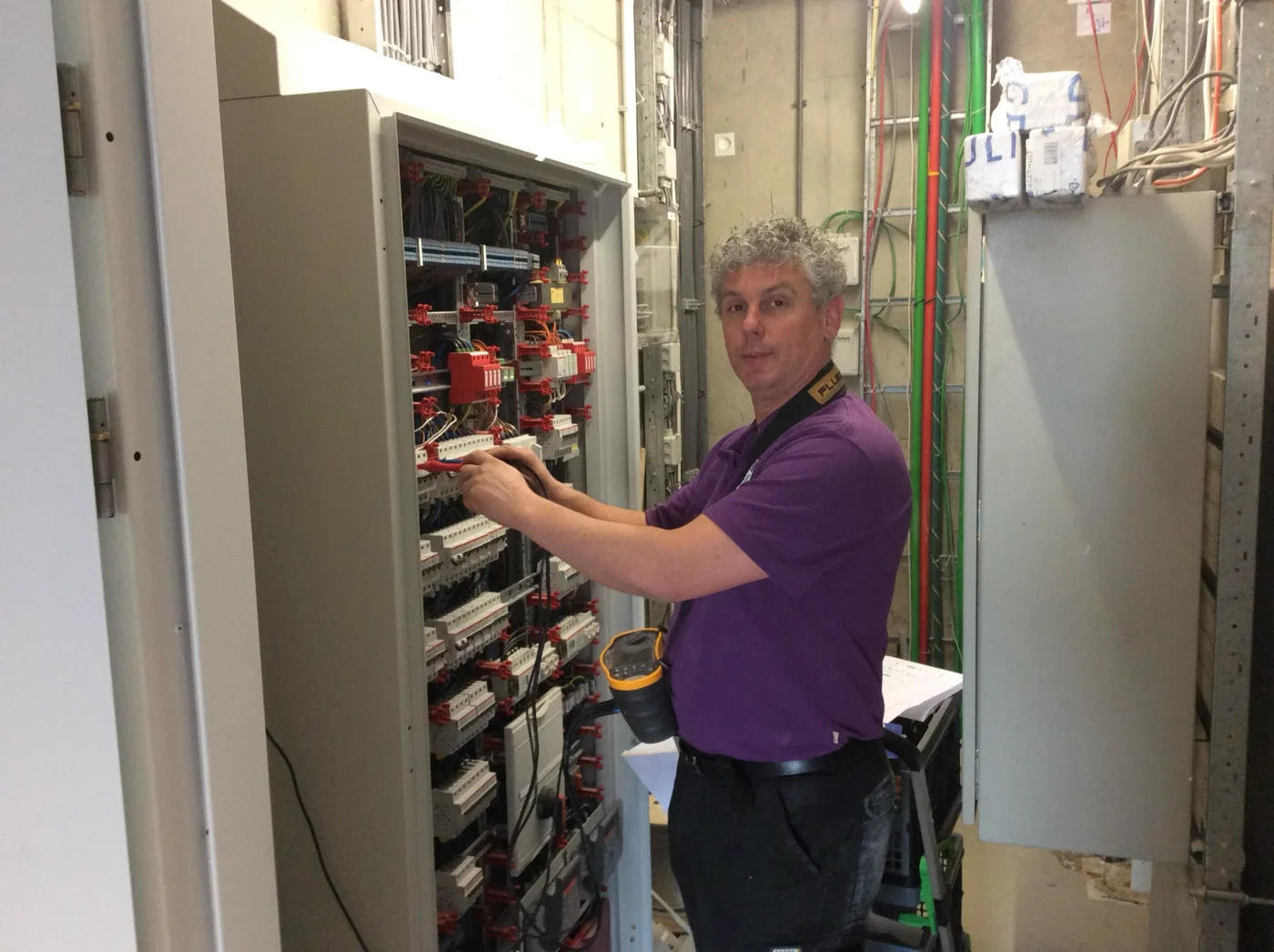 Jeroen Fischer inspecteert een elektrische verdeelkast